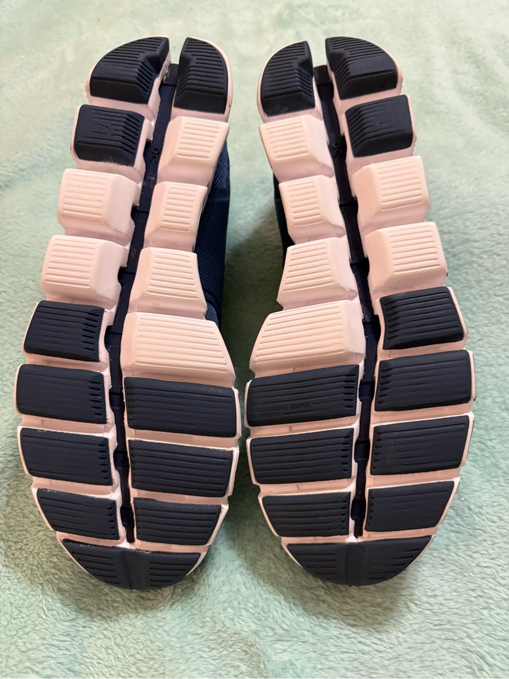 On Cloud 6 Women's Sneaker in Navy and white - women’s size 11 - Picture 6 of 11
